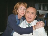 In aller Freundschaft – MDR Fernsehen IN ALLER FREUNDSCHAFT FOLGE 64, "Friedrich in Nöten" Uhr. Chefsekretärin Barbara Grigoleit (Uta Schorn, li.) und Prof. Simoni (Dieter Bellmann, re.) spielen den "Follie-Sisters" etwas vor. Haben sich doch die beiden Schwestern-Stars in den Professor verliebt und wollen die Sachsenklinik so schnell nicht mehr verlassen .
