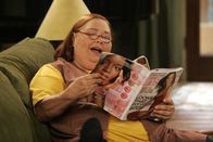 Two and a Half Men – Alan gewährt Berta (Conchata Ferrell), die zu Hause Schwierigkeiten hat, für einige Zeit Asyl in Charlies Haus. Charlie ist darüber aber nicht erfreut, da er nicht gefragt wurde ...