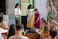 SOKO Stuttgart – Das spätere Opfer Joy Safferling (Dena Abay, Hintergrund, M.), die leitende Pastorin einer Stuttgarter Freikirche, war in der Gemeinde für ihre vermeintlichen Wunderheilungen an Gläubigen (Komparsen) bekannt. Wie stand ihre Assistentin Mina Dahl (Sogol Faghani, l.) zu den religiösen Prozeduren?