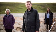 Mord auf Shetland – Detective Inspector Jimmy Perez (Douglas Henshall) beginnt zusammen mit seiner Kollegin Alison McIntosh (Alison OíDonnell, re.) und Medizinerin Cora Mclean (Anne Kidd) die Ermittlungen.