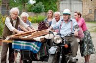 Krauses Umzug – Die Krauses ziehen um (von li nach re: Rudi (Tilo Prückner), Elsa (Carmen-Maja Antoni), Paula( Pauline Knof), Lubo (Viktor Choulman), Meta (Angelika Böttiger) und Horst Krause