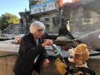 Tolle Tiere – Kater Kurt mit Tiergarten-Schönbrunn-Direktorin Prof. Dr. Dagmar Schratter.