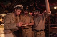 ZDF-History: Das Boot - Die Dokumentation – Ein U-Boot-Kommandant und zwei Offiziere beim Bestimmen eines gesichteten Schiffes.