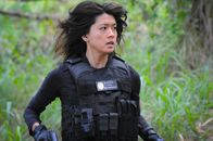 Hawaii Five-0 – Kann sie ihrem Ehemann Adam trauen? Kono (Grace Park) ist sich nicht mehr sicher, als Adam gemeinsam mit fünf anderen Häftlingen mit Hilfe eines chemischen Angriffs, fliehen konnte ...