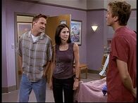 Friends – Chandler (Matthew Perry, l.) passt es gar nicht, dass Monica (Courteney Cox, M.) sich mit einem Krankenpfleger verabreden will.