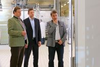 Die Rosenheim-Cops – Die Cops (Igor Jeftic, m.; Michael A. Grimm, l.) können beweisen, dass der Tote mit der Waffe des Schwiegersohns (Peter Nitzsche, r.) erschossen wurde. War er auch der Täter?