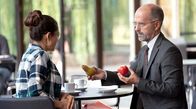 Contra – Sie könnten kaum unterschiedlicher sein: Naima (Nilam Farooq, li.) und ihr Juraprofessor Richard Pohl (Christoph Maria Herbst, re.).