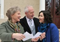 Sturm der Liebe – ARD STURM DER LIEBE FOLGE 1753 Uhr im ERSTEN. Die Sonnbichlers (Antje Hagen, l., und Sepp Schauer, M.) freuen sich über Emmas (Ivanka Brekalo, r.) Besuch im Fürstenhof.