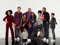 Black-ish – (v.li.): Zoey Johnson (Yara Shahidi), Andre ‚Junior‘ Johnson jr. (Marcus Scribner), Ruby (Jenifer Lewis), Devonte Johnson (Austin/Berlin Gross), Pops (Laurence Fishburne), Diane Johnson (Marsai Martin), Rainbow ‚Bow‘ Johnson (Tracee Ellis Ross), Andre ‚Dre‘ Johnson (Anthony Anderson), Jack Johnson (Miles Brown).