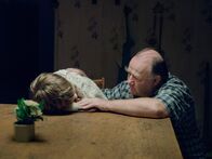 Rivale – Gert (Udo Samel) tröstet Roman (Yelizar Nazarenko), der seine Mutter vermisst.