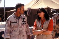 Three Kings – Gates (George Clooney) wurde befohlen, der TV-Berichterstatterin Adriana Cruz (Nora Dunn) für ein Interview zur Verfügung zu stehen. Doch der sucht einen Weg, um sie sich vom Hals zu schaffen.