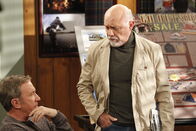 Last Man Standing – Im Laden hecken Mike (Tim Allen, l.) und Ed (Hector Elizondo, r) einen Plan aus, wie sie einen betrügerischen Händler loswerden sollen, der ihnen nur Produkte verkauft, die für gewöhnlich ein Desaster auslösen ...
