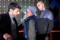 Die Pfefferkörner – Dragan (Neil Malik Abdullah) und Janko (Milos Kostic) setzen Max (Bruno Alexander) massiv unter Druck.Â