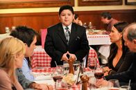 Modern Family – Manny (Rico Rodriguez, M.) hat die gesamte Familie (v.l. Julie Bowen, Ty Burrell, Rico Rodriguez, Sofia Vergara, Ed O'Neill) an seinem Geburtstag in ein Restaurant eingeladen.