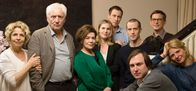 Familienfest – v.l.n.r.: Anne (Michaela May), Hannes (Günther Maria Halmer), Renate (Hannelore Elsner), Charly (Nele Mueller-Stöfen), Gregor (Marc Hosemann), Frederik (Barnaby Metschurat), Max (Lars Eidinger), Vincent (Daniel Krauss) und Jenny (Jördis Triebel)