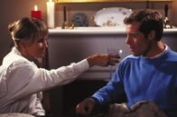 Der Affe im Menschen – Melanie (Kate Mitchell) und Allan (Jason Beghe).