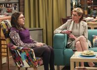 The Big Bang Theory – Weil Sheldon lieber zum "Avengers"-Screening ins Kino geht, schickt er Stuart mit Amy (Mayim Bialik, l.) zum Shoppen. Die ist darüber jedoch gar nicht erfreut. Unterdessen versucht Penny verzweifelt, Leonards Mutter Beverly (Christine Baranski, r.) für sich zu gewinnen ...