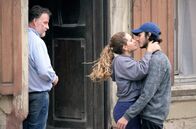 C'est ça l'amour – Niki Massina (2.v.l., Sarah Henochsberg) und ihr Freund Nazim (r, Lorenzo Demanget) küssen sich mehrmals vor den Augen des Vaters Mario (Bouli Lanners).; WDR Fernsehen C'EST CA L'AMOUR Uhr. Niki Massina (2.v.l., Sarah Henochsberg) und ihr Freund Nazim (r, Lorenzo Demanget) küssen sich mehrmals vor den Augen des Vaters Mario (Bouli Lanners).