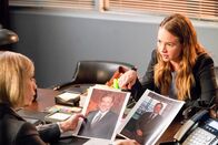 For the People – (v.li.): Susannah Flood (Kate Littlejohn), Britt Robertson (Sandra Bell).