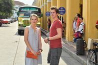 Das Traumschiff – Nicht mehr lange, dann heißt es für Ella (Leonie Brill) und Eric (Lucas Bauer) Abschied nehmen.