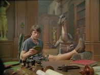 Dinotopia – Karl (Tyron Leitso) lernt den sprechenden Dino Zippo kennen.