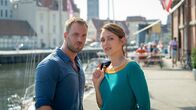 SOKO Wismar – Die Ermittlungsarbeit führt Karoline Joost (Nike Fuhrmann, r.) und Lars Pöhlmann (Dominic Boeer, l.) in Wismars Hafen. Einer der Barbesitzer dort hat mehrfach mit der Toten telefoniert. Worum ist es in den Telefonaten gegangen? Kann der Mann den Kommissaren weiter helfen?