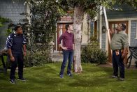 The Neighborhood – (v.l.n.r.) Marty Butler (Marcel Spears); Dave Johnson (Max Greenfield); Calvin Butler (Cedric the Entertainer)