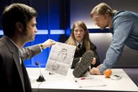 Der letzte Bulle – Mit Hilfe eines Schuhabdrucks gelingt es Mick (Henning Baum, r.) und Andreas (Maximilian Grill, l.), Karin Holz (Sonja Baum, M.) unter Druck zu setzen. Aber unglücklicherweise nicht lang genug ...