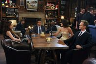 How I Met Your Mother – Während Ted (Josh Radnor, vorne 2.v.l.), Barney (Neil Patrick Harris, vorne r.), Lily (Alyson Hannigan, vorne l.) und Robin (Cobie Smulders, vorne 2.v.r.) auf Marshall warten, machen sie eine unangenehme Bekanntschaft ...