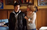 Gilmore Girls – Während Liz (Kathleen Wilhoite, r.) ihrem Bruder Luke ihren neuen Freund vorstellt, haben Jess (Milo Ventimiglia, l.) und Lorelai in Sachen Liebe ihre Probleme ...