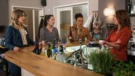Rote Rosen – Carla (Maria Fuchs, r.) und Amelie (Lara-Isabelle Rentinck, l.) sind vor den Kopf gestoßen, als Anette (Sarah Masuch, 2 v.r) ihnen vorwirft, mit ihrem Zickenkrieg ein weibliches Klischee zu erfüllen. Mit Tina (Katja Frenzel, 2 v.l)