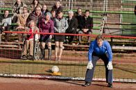 Danni Lowinski – Als das Bänker-Team beim entscheidenden Spiel schummelt und einen brasilianischen Fußballspieler einsetzt, tritt Kurt (Axel Siefer, 4.v.l.) auf den Plan und lässt seine alten FC-Verbindungen spielen. Danni (Annette Frier, 7.v.r.), Bea (Nadja Becker, 4.v.r.) und Silvio (Waldemar Kobus, 5.v.l.) sind total sprachlos, als Toni Schumacher (Toni Schumacher, r.) plötzlich auftaucht um den Pennern zu helfen ...