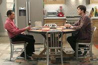 Two and a Half Men – Nachdem sie ihre Scheidungspapiere unterzeichnet haben, darf sich Alan (Jon Cryer, l.) zum Ausgleich von Walden (Ashton Kutcher, r.) wünschen, was er will. Doch wie weit wird Alan gehen?; Nachdem sie ihre Scheidungspapiere unterzeichnet haben, darf sich Alan (Jon Cryer, l.) zum Ausgleich von Walden (Ashton Kutcher, r.) wünschen, was er will. Doch wie weit wird Alan gehen?