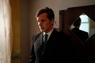 Der junge Inspektor Morse – Noch am späten Abend stattet Inspektor Morse (Shaun Evans) der Familie Thursday einen Besuch ab. Ist die Dringlichkeit, eine berufliche Angelegenheit mit Fred Thursday zu besprechen, nur ein Vorwand für seinen Besuch?