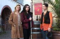 Weingut Wader – Mutter Käthe Wader (Leslie Malton, li.), Enkelin Tori (Caroline Hartig) und Tochter Anne (Henriette Richter-Röhl)