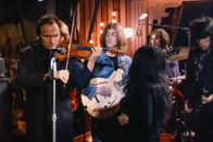 Sternstunde Musik – Sternstunde Musik Ivry Gitlis – Von der Kunst, (k)ein Geiger zu sein Ivry Gitlis spielt Geige neben John Lennon. Copyright: SRF/Les Films d’ici