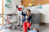 Die Rosenheim-Cops – Während Beate (Julia Angeli, l.) von der KTU die Spuren am Tatort sichert, analysiert Rechtsmedizinerin Ela Atay (Sevda Polat, r.) die Todesumstände.