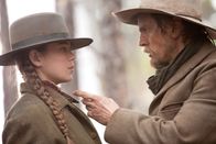 True Grit – Auf der Jagd nach dem Mörder gerät Mattie (Hailee Steinfeld, l.) prompt in die Hände des skrupellosen Gangsterboss' Pepper (Barry Pepper, r.), der sie Tom Chaney ausliefert ?