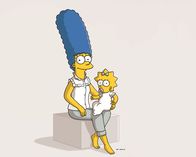 Die Simpsons – (20. Staffel) - Marge (l.) kümmert sich stets liebevoll um ihre jüngste Tochter Maggie (r.).