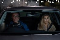 The Outlaws – Gregory Dillard (Stephen Merchant, l.); Rosie (Chloe Partridge, r.)