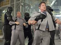 Escape Plan - Entkommen oder sterben – Ray Breslin (Sylvester Stallone, 2.v.r.), Emil Rottmayer (Arnold Schwarzenegger, 2.v.l.)