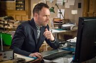 Elementary – Holmes (Jonny Lee Miller) muss herausfinden, warum ein Serienmörder seine Opfer wie ein Vampir in den Hals beißt ...
