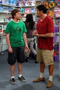 Two and a Half Men – Da Charlie (Charlie Sheen, r.) keine Führerschein mehr hat, muss Jake (Angus T. Jones, l.) als Chauffeur herhalten ...