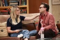 The Big Bang Theory – Dank Sheldons wundersamen Emotionendetektors kann Leonard (Johnny Galecki, r.) seine Wut über den Besuch von Pennys (Kaley Cuoco, l.) Bruder nicht länger verbergen ...
