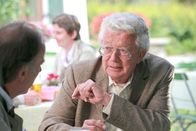 Die Rosenheim-Cops – Ferdinand Reischl (Wolfgang Fierek, li.) versteht nicht, weshalb Harry Norden (Dieter Thomas Heck) der Mordverdacht so kalt lässt.