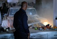 Lethal Weapon – Als Murtaugh (Damon Wayans) in seinem Zuhause unter Beschuss gerät, eilt Riggs zur Hilfe und kracht mit seinem Truck direkt in das Wohnzimmer ...