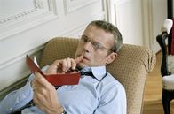 Mörderische Gesellschaft – Das Drama dreht sich um ihn: den Psychiater Pierre Collier (Lambert Wilson) und seine Frauengeschichten.