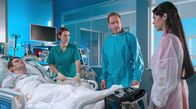In aller Freundschaft – ARD/MDR IN ALLER FREUNDSCHAFT 1090, "Alles auf Null" Uhr im ERSTEN. Ab 08.04.2025, 21:00 Uhr in der ARD-Mediathek. Mike Wiesinger (Anton Anreew, li.) ist kurz vor der Verlegung in eine andere Klinik kollabiert. Dr. Maria Weber (Annett Renneberg, 2v..) und Dr. Kai Hoffmann (Julian Weigend, 2v.re.) müssen ihn dringend operieren, um ihn zu stabilisieren. Mike und seine Schwester Anna (Meryl Marty, re) haben seit dem Tod ihrer Eltern ein besonders enges Verhältnis. Annas Sorge wird mehr und mehr zur Panik.