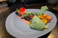 Stadt Land Kunst – In Kopenhagen kauft Kenneth ein paar schöne Makrelen, die vor der Küste frisch aus dem Meer geholt wurden. Heute will er sie mit Tomaten zubereiten – ein traditionelles Rezept, das man üblicherweise aus Fischkonserven kennt.