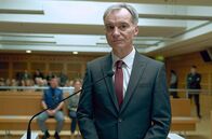 Die Verdächtige – Dr. Vaculik (Ivan Trojan) macht eine Zeugenaussage vor Gericht.